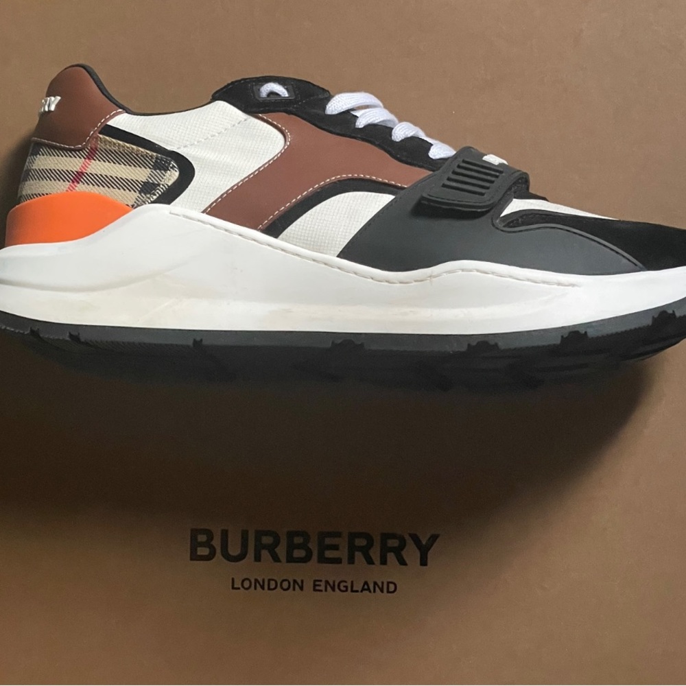 Only worn a 1 time opened to offers.